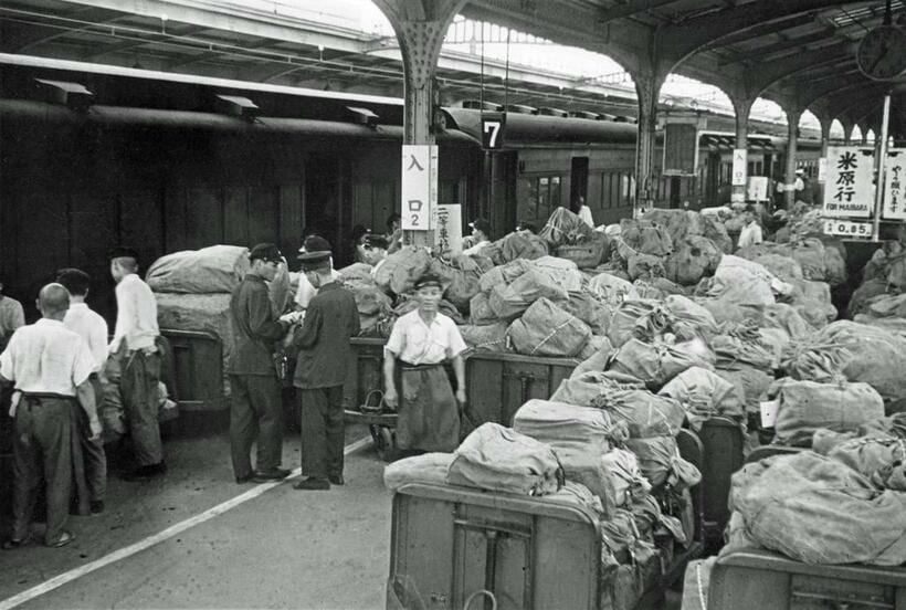 東京発米原行きの列車に連結された郵便車と、積み込まれる郵便物の山。積み込み作業は鉄道郵便局職員が行った。鉄道による郵便輸送が盛んな時代には、多くの主要駅でこのような光景が見られた。1942年撮影(C)朝日新聞社