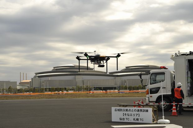 小型基地局を載せたドローンが飛び立つ様子