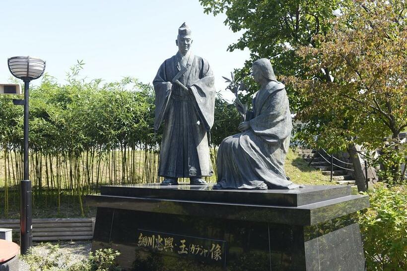 勝龍寺城址／勝龍寺城跡に建てられた細川忠興と光秀の娘・ガラシャの像。この城は、二人が祝言をあげ、さらに新婚時代を過ごした城でもあった（写真：筆者撮影）