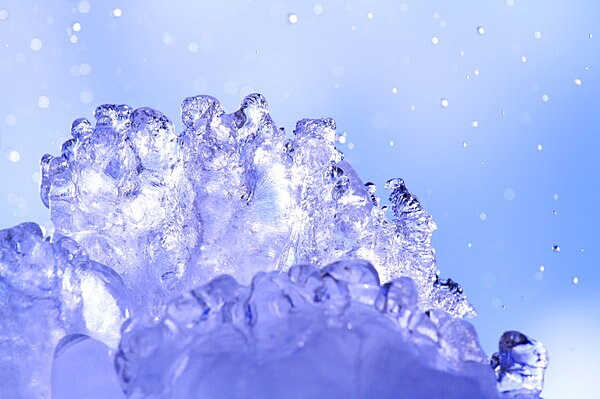 清冽な輝きを放つ氷に、私たちはさまざまなイメージを喚起させられます