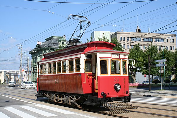 函館市を走る「ハイカラ号」。明治～昭和初期にかけて旅客車として使われたレトロな車体は当時のまま。