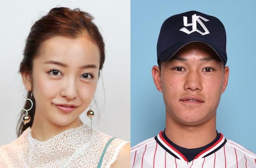 板野友美（左）とヤクルトの高橋奎二（C）朝日新聞社