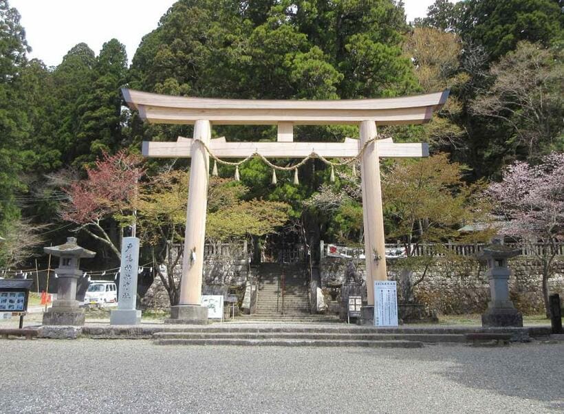 大祭中は「宝光社」の子神さまが「中社」（写真）へ移られている