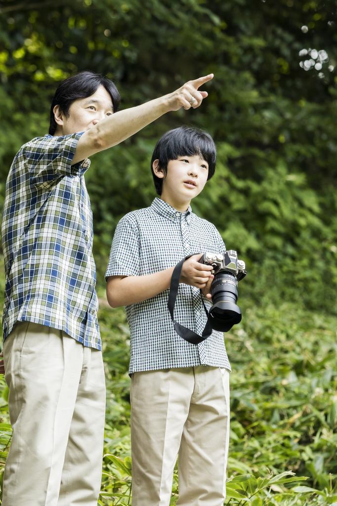 ２０２０年８月、写真の撮影方法を秋篠宮さまから教わる悠仁さま