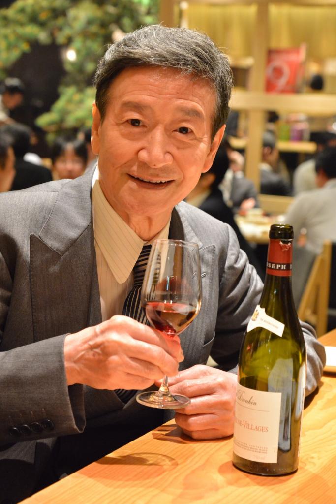 ワインをたしなむ生前の酒井さん（撮影・高鍬真之）