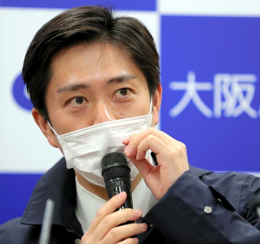 大阪府の吉村洋文知事は、４月7日の会見の途中までマスクを着けて会見に臨んでいた＝大阪府庁