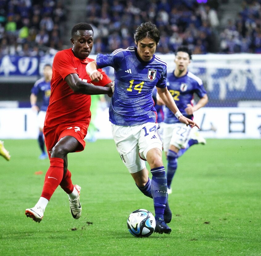 ドリブルで切り込む伊東純也