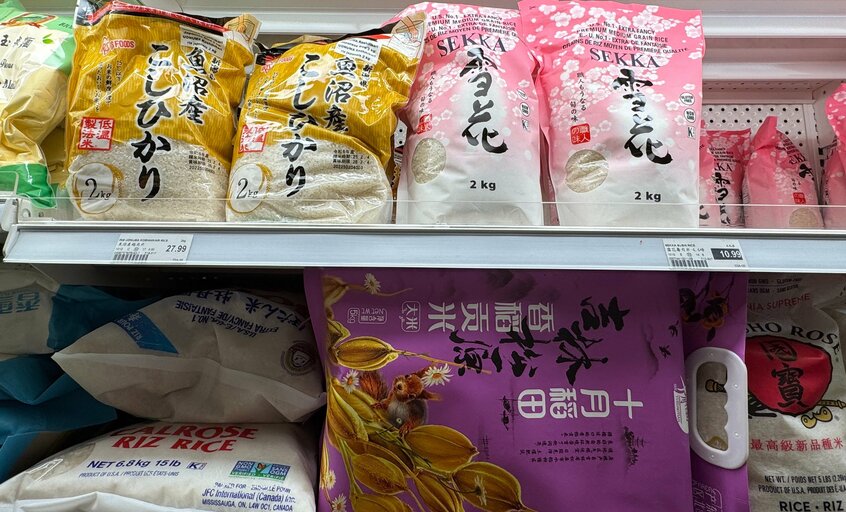 トロントのアジア系食品スーパーマーケットに並ぶカルローズ米。アメリカ産の存在感が強い