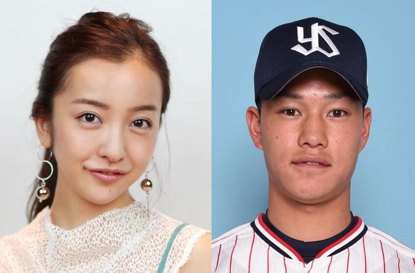 板野友美(左)とヤクルトの高橋奎二(C)朝日新聞社