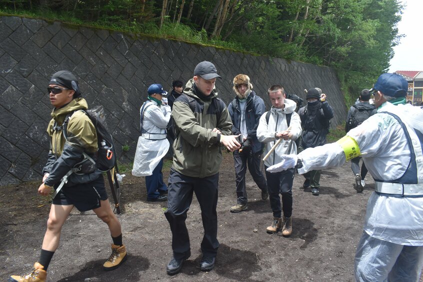 リストバンドを見せて5合目ゲートを通過する登山者。弾丸登山者は8割減というが…=2024年7月1日