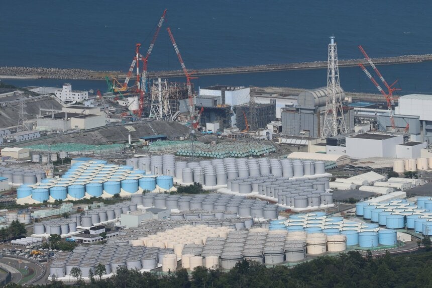 8月24日、処理水の海洋放出が始まった東京電力福島第一原子力発電所。手前には処理水のタンクがまだ多数ある
