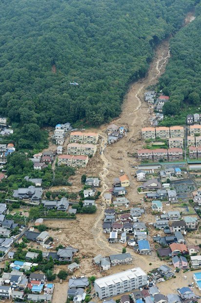 広島市では山のふもとまで宅地になっていたことが被害を拡大させた　（c）朝日新聞社　＠＠写禁