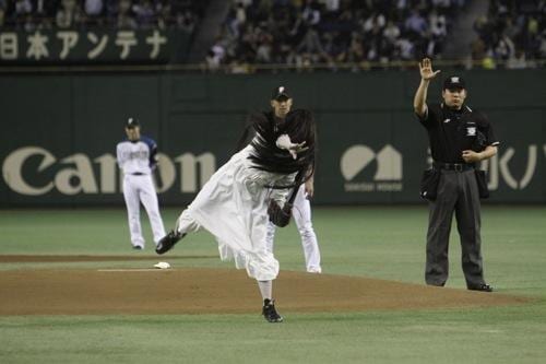 2012年、プロ野球・北海道日本ハムファイターズ対千葉ロッテマリーンズ戦で始球式に登場した貞子。絶対に髪の奥の素顔は見せない、完璧な投球を披露。KADOKAWA提供