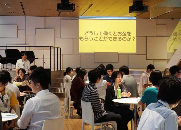 「アウトロー採用」のワークショップで。若者５０人が小グループに分かれ、働くことの意味についてディスカッション／東京・京橋のイトーキ東京イノベーションセンターＳＹＮＱＡで（撮影／編集部・石臥薫子）