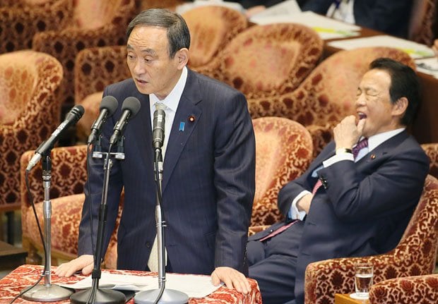 国会で答弁する菅官房長官の後ろであくびをする麻生財務省　（ｃ）朝日新聞社