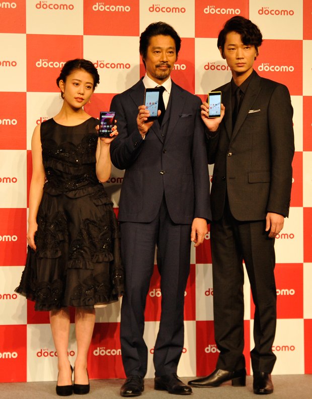 NTTドコモの発表会に登場した高畑充希、堤真一、綾野剛(左から)。手には最新機種を手にしている