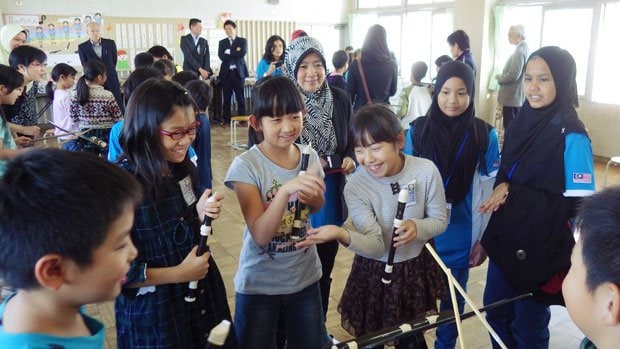 浜松市立瑞穂小学校の授業。数人ごとのグループに分かれた楽器の練習で、児童たちが互いに相談しながら進める姿に、マレーシアからの一行は感心していた（撮影／編集部・鳴澤大）
<br />