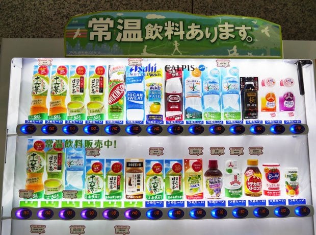 東京国際フォーラムの自販機では、常温品の売り上げはお茶７２％、水２４％、コーヒー４％だった／東京・丸の内（撮影／編集部・竹下郁子）