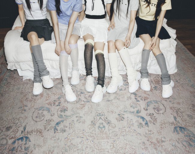 写真・図版（1枚目）| K-POPガールグループILLIT（アイリット）とラコステの日本限定カプセル・コレクションが誕生。2025年8月2日（土）より発売開始＆広告キャンペーンビジュアル第3弾を公開