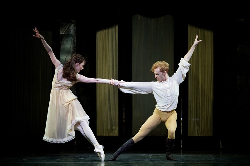 エリザベートの息子、ルドルフの苦悩と愛と死を鮮烈に描く、英国ロイヤルのドラマティック・バレエがスクリーンに登場