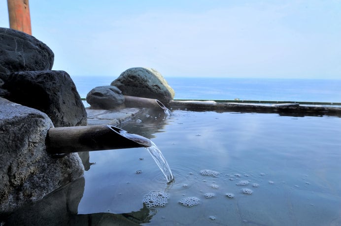 季節問わず人気のお出かけスポット温泉、夏に行くなら「海が見える温泉」！