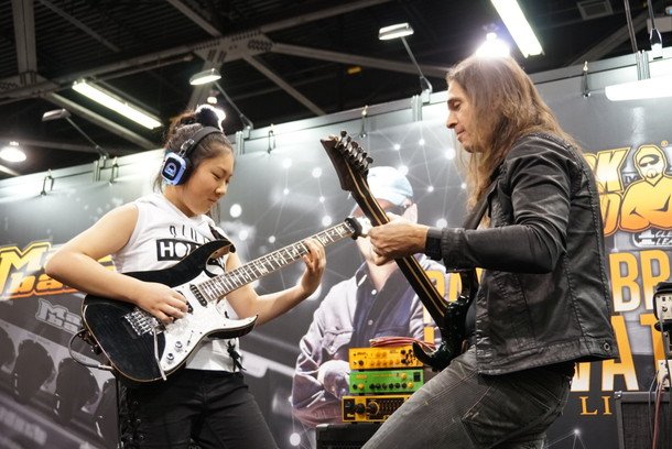天才ギター少女Li-sa-X「夢がひとつ叶った」 初の海外ライブでメガデスのギタリスト キコ・ルーレイロと共演