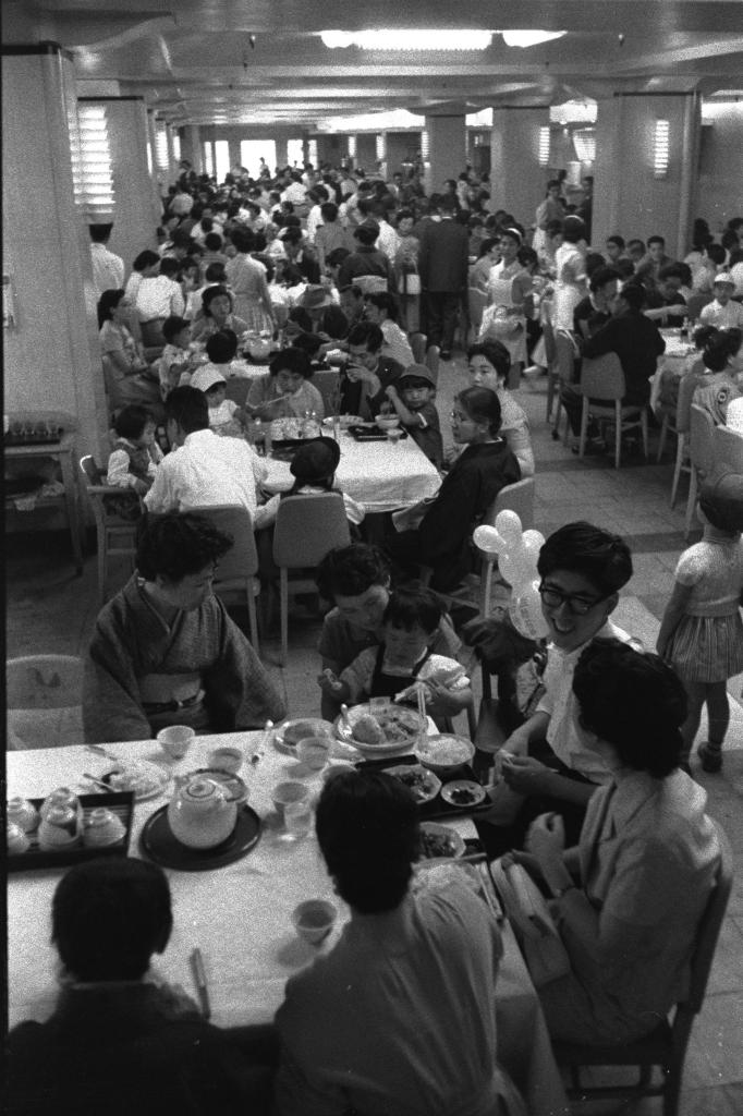 昭和の時代は家族で出かけ食堂で食事をするのが一大イベントだった