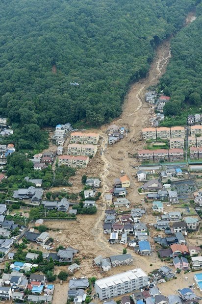 広島市では山のふもとまで宅地になっていたことが被害を拡大させた　（c）朝日新聞社　＠＠写禁