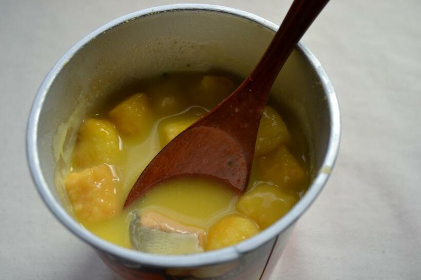 カボチャのカップスープに注ぐのは、お湯とサケ缶。オニオンスープとサバ缶の組み合わせもおすすめ