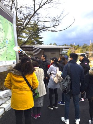 日本人ガイドの説明に観光客は静かに耳を傾ける。その熱心さが伝わると、乗客も日本の文化や伝統に関心を持ち始める