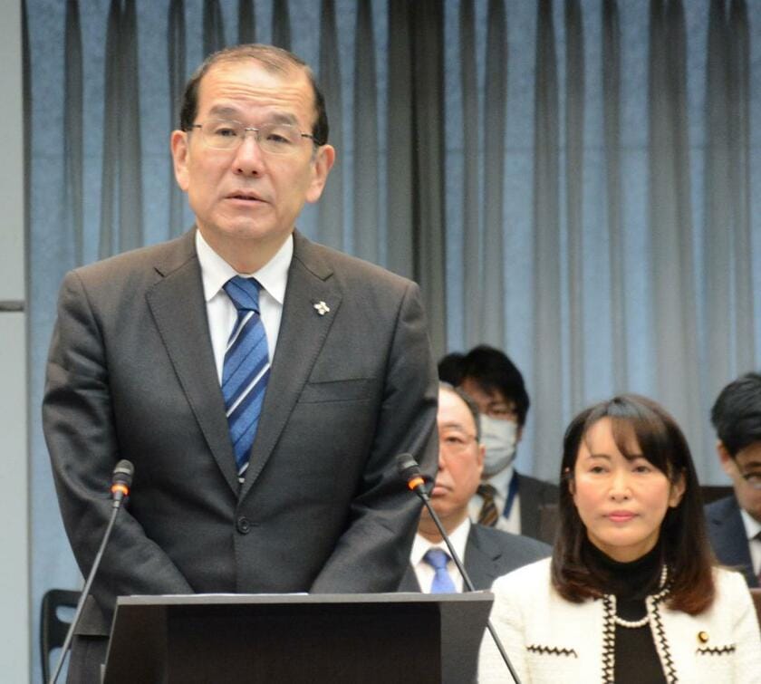 稲田伸夫・検事総長（左）と森雅子法相　（ｃ）朝日新聞社