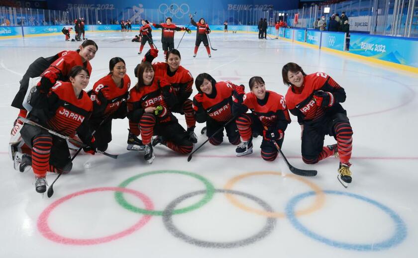 リンクで記念撮影する女子アイスホッケー日本代表の選手たち