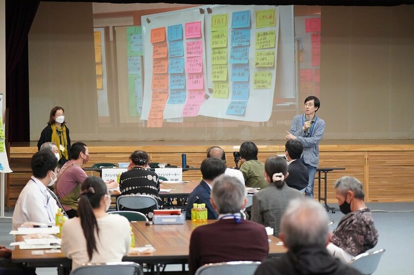 神恵内村での「対話の場」は16回を数える。公募で選ばれた村民たちが放射線の基礎知識やまちづくりについて学び、文献調査の進み具合などを共有する(撮影/堀篭俊材)