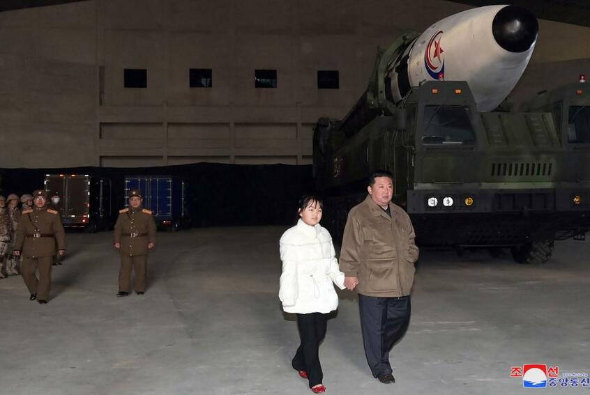 「火星17」の試射を視察する親子(朝鮮通信)