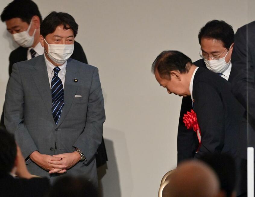 宏池会の政治資金パーティーで、祝辞を終えた二階俊博幹事長を見送る岸田文雄・前政調会長(右)と林芳正・元文部科学相(左) (c)朝日新聞社