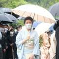 〈梅雨入り〉雨の園遊会 雅子さまや佳子さまがお使いだったのはどこの雨傘?古い品を大切にする天皇陛下