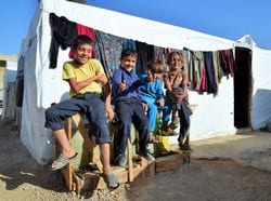 レバノン東部のベカー高原にある私設難民キャンプで暮らす子どもたち。このキャンプでは、３０人近くいる学齢期の子どもは誰も学校に通っていない（撮影／中東ジャーナリスト・川上泰徳）