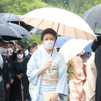 〈雅子さま60歳を迎えて〉雨の園遊会 雅子さまや佳子さまがお使いだったのはどこの雨傘?古い品を大切にする天皇陛下
