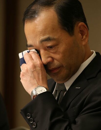涙をふく浅野敏雄・旭化成社長 (c)朝日新聞社 @@写禁