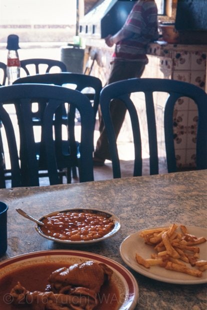 地元の食堂で食べた鶏肉のタジン。フライドポテトと豆の煮込みが添えられた（タルファヤ・モロッコ 2003／Tarfaya,Morocco 2003）