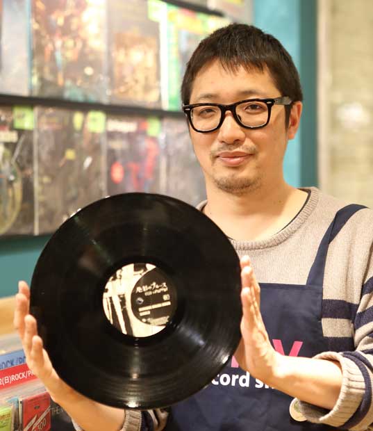 HMVレコードショップ吉祥寺店店長の竹野智博さん(41)(撮影/加藤夏子)