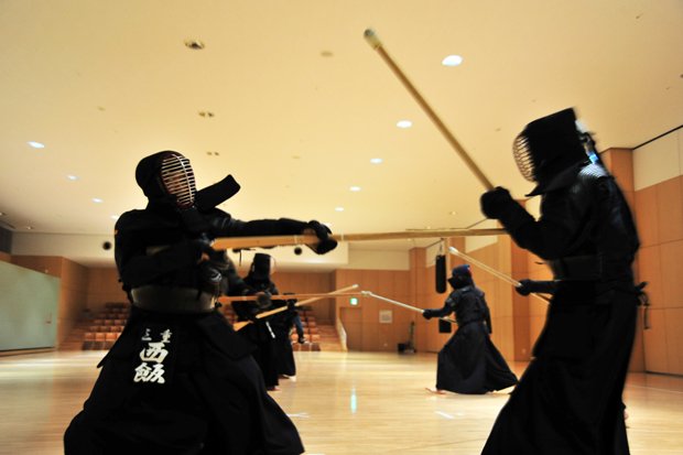 試合形式の稽古をする競技者たち。東京都銃剣道連盟・東部支部支部長の渡邉正一さんは「銃剣道は『突き』だけの非常にシンプルな競技。しかし、シンプルであるがゆえに駆け引きが生まれ、奥の深い攻防になるのが魅力だと考えています」と語る