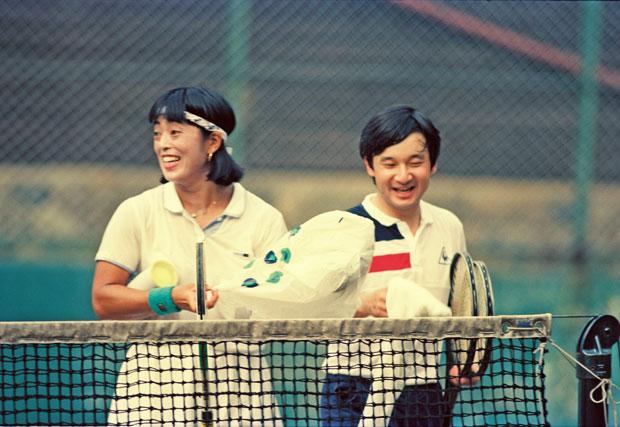 １９９０年に滞在中の軽井沢で、プロテニス選手（当時）の佐藤直子さんらとテニスを楽しむ新天皇陛下（当時は皇太子）　（ｃ）朝日新聞社