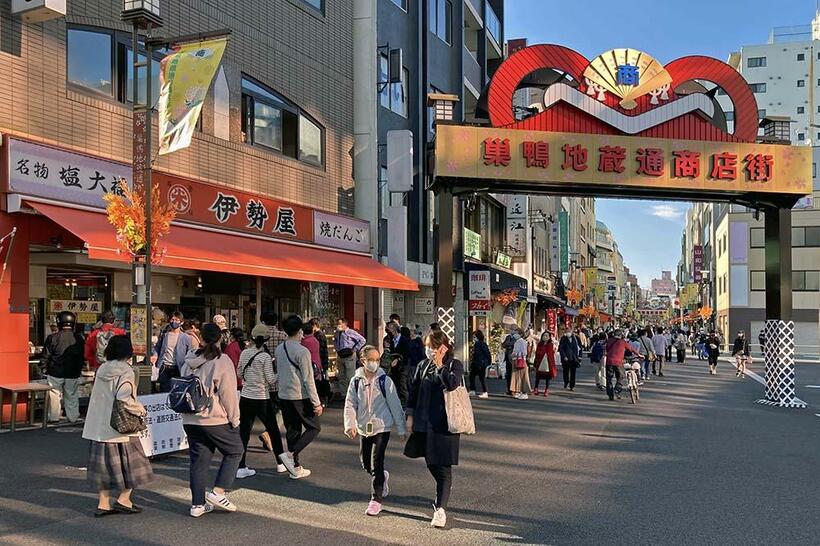 おばあちゃんの原宿の異名に相応しい賑わいを見せる「巣鴨地蔵通商店街」の近景。画面左手前に名物「塩大福」の伊勢屋が所在する。（撮影／諸河久：2021年11月3日）