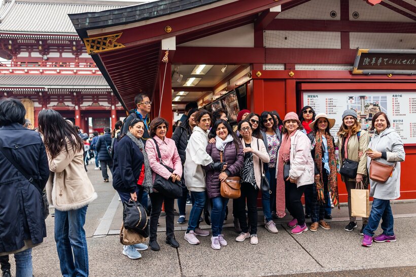 写真・図版（1枚目）| 「観光できない」「静かに暮らせない」　多すぎる外国人観光客対策の「二重価格」導入に賛成8割　対象者の「線引き」には意見も【AERAアンケート結果発表】