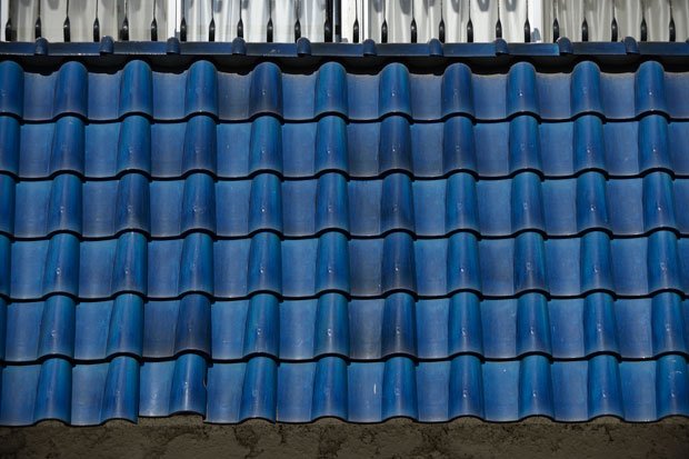 東京の街を歩いていると秀和レジデンスの象徴でもある目の覚めるようなコバルトブルーの屋根瓦と遭遇する。現在、これと同じ屋根瓦は入手困難だという（撮影／今祥雄）