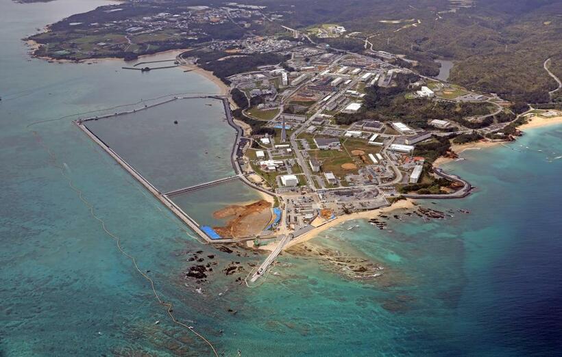 辺野古沖では、県民投票後も土砂投入が続いている＝２０１９年２月２５日、沖縄県名護市　（ｃ）朝日新聞社