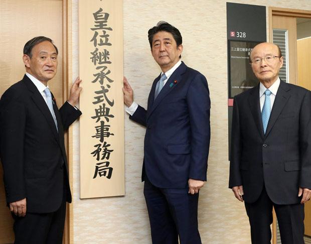 官邸を仕切る菅官房長官（左）と安倍首相（中央）と杉田官房副長官　（ｃ）朝日新聞社