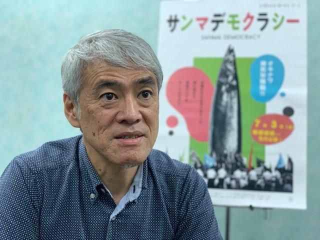 「サンマデモクラシー」の監督・プロデューサー山里孫存さん（ｃ）沖縄テレビ放送