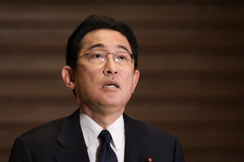 首相官邸で補選などについての取材に応じる岸田文雄首相＝４月６日